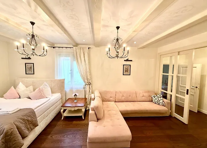 Unique Charles Bridge 2bdr Apartment. Prag