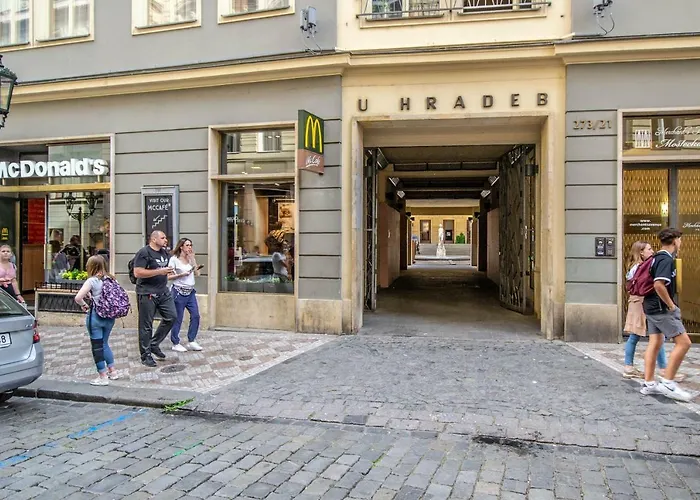 Daire Unique Charles Bridge 2bdr Apartment. Prag