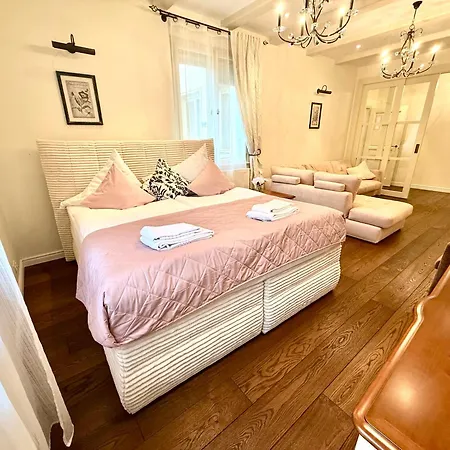 Daire Unique Charles Bridge 2bdr Apartment. Prag