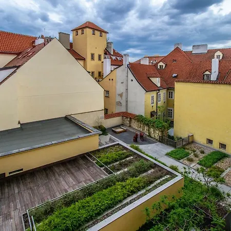 דירה Unique Charles Bridge 2bdr Apartment. פראג