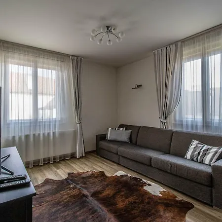 Unique Charles Bridge 2bdr Apartment. דירה *