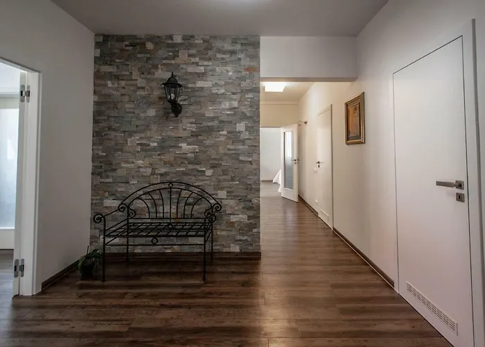 Unique Charles Bridge 2bdr Apartment. Πράγα